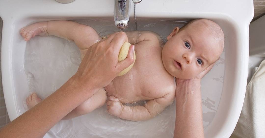 Купание новорожденного: как приготовить ванну?