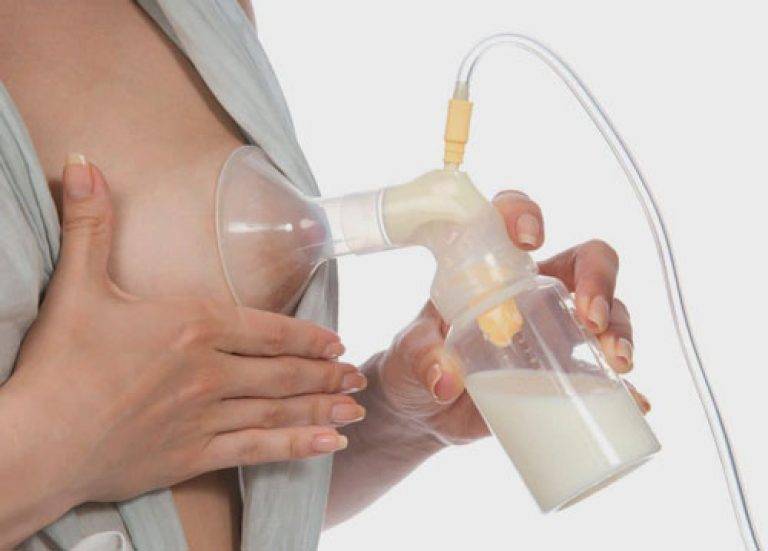 Как правильно сцеживать грудное молоко руками в первые дни: мамам на заметку