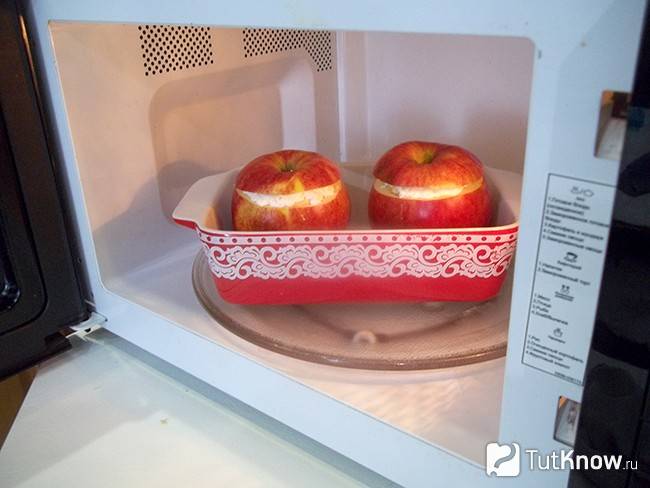 Сколько печь яблоки. Яблоки ВМИКРОВОЛНОВКИ. Яблоки в микроволновке. Печь для запекания яблок. Запечённые яблоки в микроволновке.