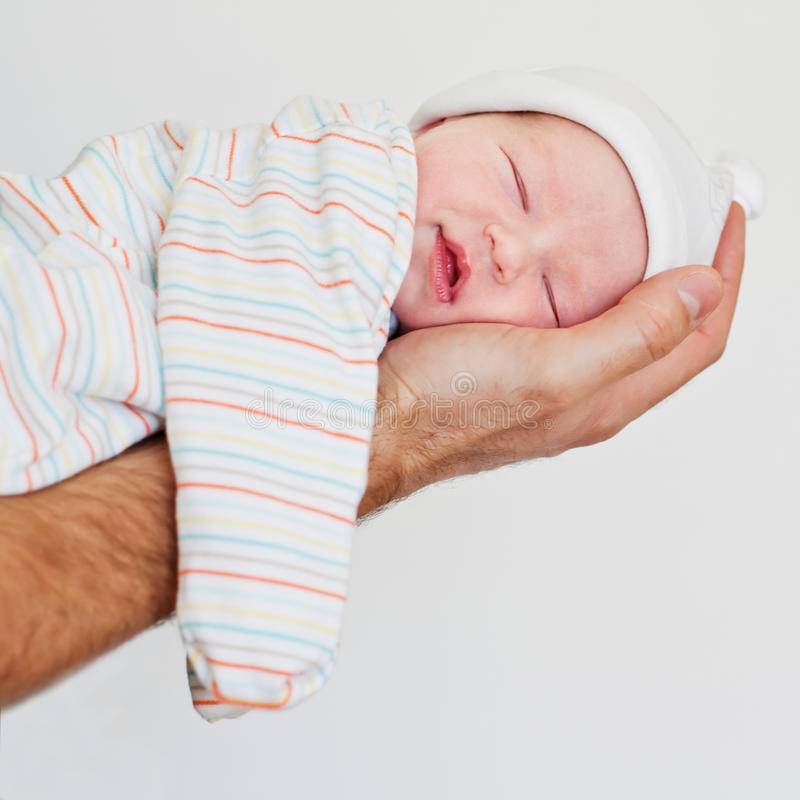 Почему младенцы часто улыбаются во сне, причины и когда нужна консультация врача
