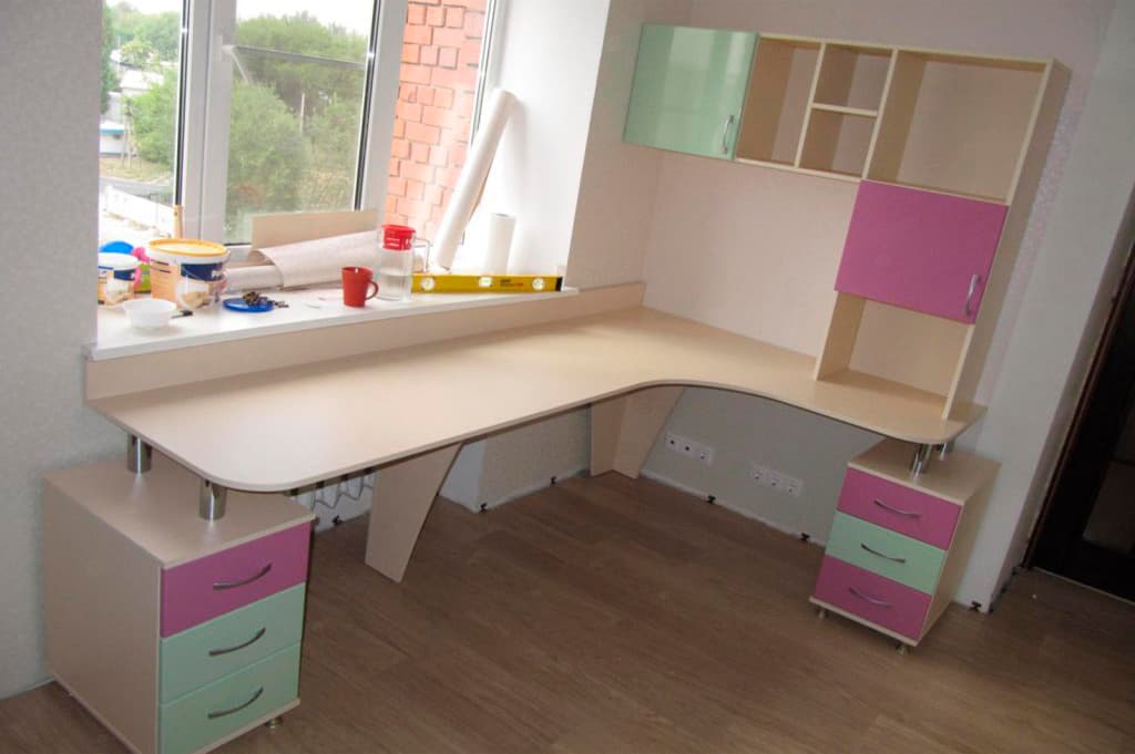 Письменный угловой стол для двоих детей (31 фото): детский компьютерный стол-парта