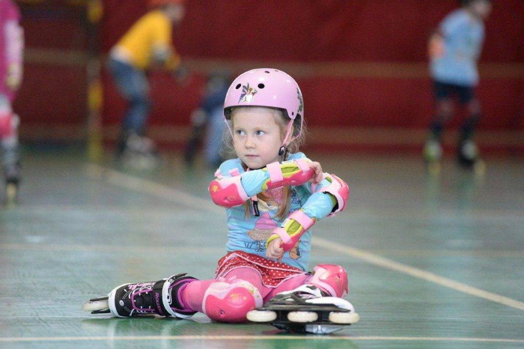 Несколько советов как научить ребенка кататься на коньках без травм и лишней траты денег