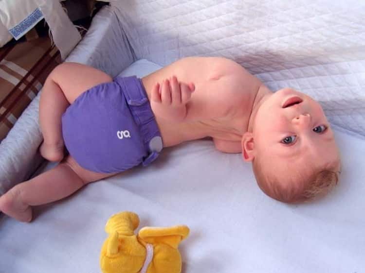 Когда ребенок начинает переворачиваться со спины на живот: во сколько месяцев должен перевернуться, в каком возрасте грудничок легко переворачивается самостоятельно, как помочь