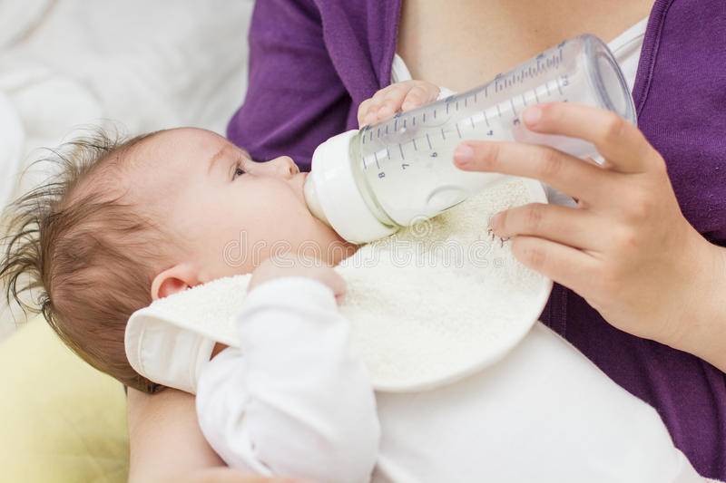 Как приучить грудного ребенка к кормлению из бутылочки