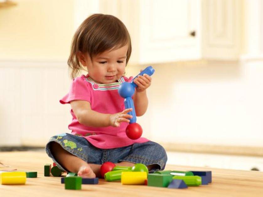 Развитие ребенка в 2 года: игры для сенсорного развития, моторики, что должны уметь дети, воспитание
