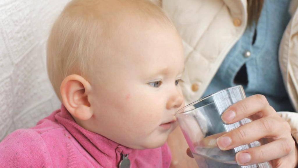 Ребенок и питьевая вода, и что делать если он от нее отказывается?