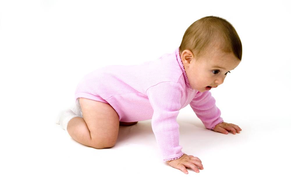 Когда ребенок начинает ползать: во сколько месяцев – в каком возрасте ползает, когда грудничок начинает ползать по-пластунски и на животе, особенности у мальчиков и девочек