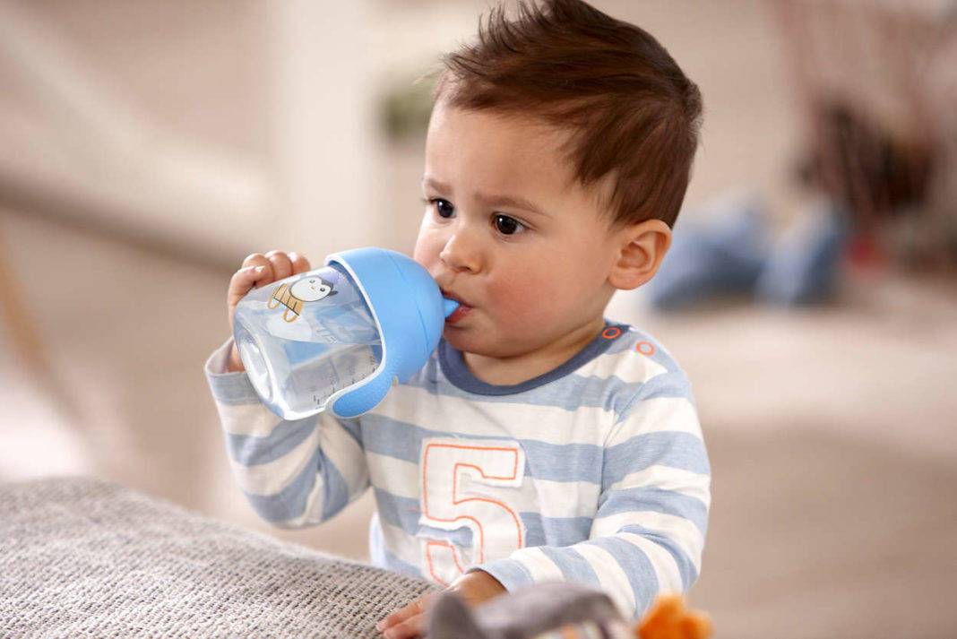 Почему грудной ребенок не пьет из бутылочки. как приучить ребенка к бутылочке: советы родителям