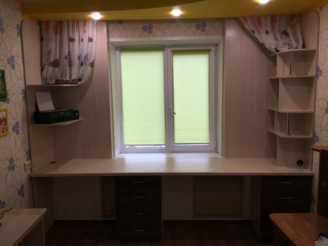 Письменный стол у окна в детской комнате - примеры (24 фото)