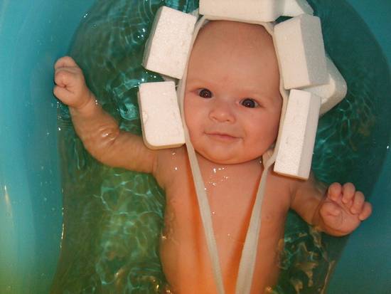 Купание детей в ванной топ-5 девайсов: шапочка, стульчик, горка и гамак для купания, матрас для плавания и надувной круг
