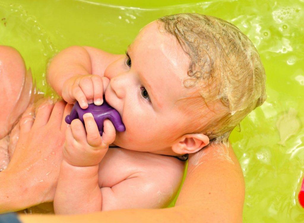 Сколько нужно добавлять и как правильно развести марганцовку для купания новорожденного