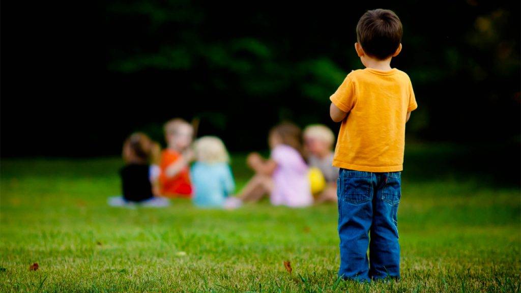 Ребенок ни с кем не дружит: причины и решение