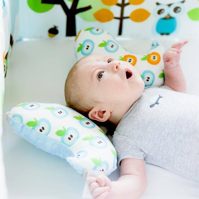Со скольки спать на подушке ребенку. Подушка для новорожденных. Подушки для новорожденных под голову. Ортопедическая подушка для новорождённых. Подушка для новорожденных для формирования головы.