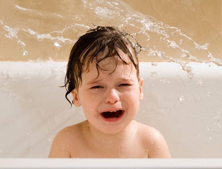 Что делать, если ребенок боится купаться?