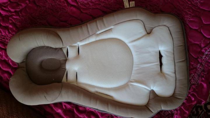 Вкладыш в автолюльку для новорожденных: выбор готовой подушки-вкладки или сделанной своими руками, анатомические особенности вставки