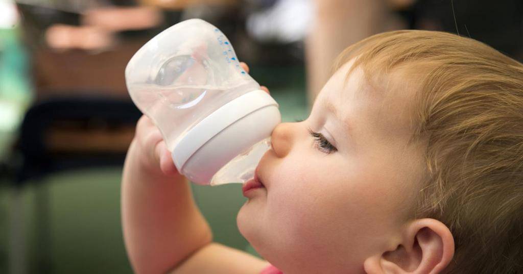 Стоит ли волноваться если ребенок пьет много воды?