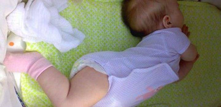 Почему ребенок во сне запрокидывает голову назад?