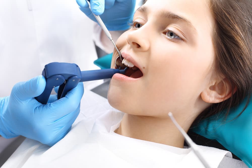 Все о фторировании зубов у детей: особенности процедуры и отзывы