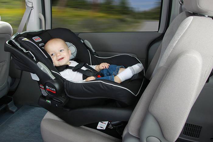 Как перевозить грудного ребенка в машине?