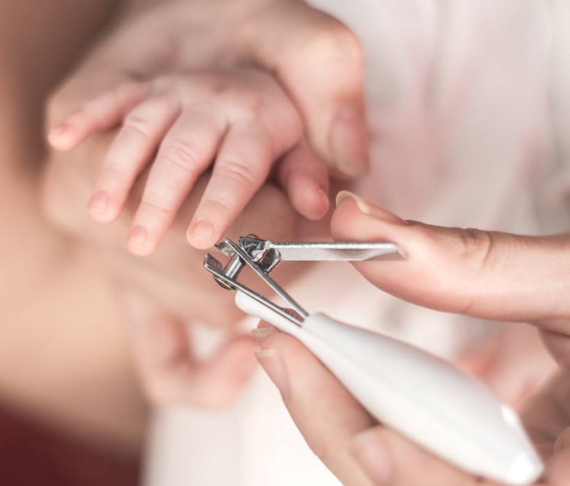 Уход за ногтями новорожденного: техника и практические советы по стрижке, обработка заусениц и как нельзя стричь ногти