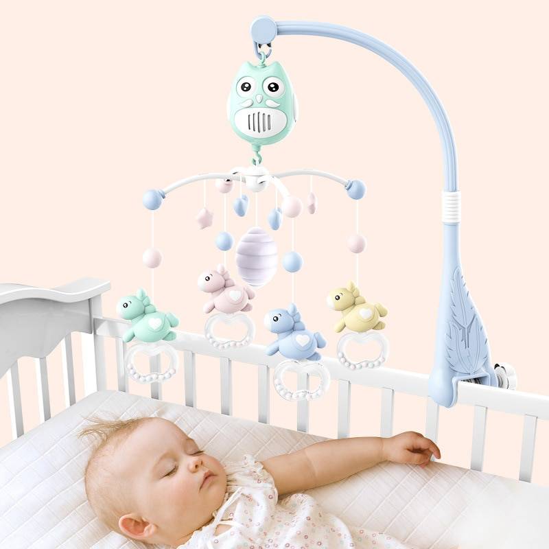 Игрушки в кроватку новорожденным и младенцам: нужны ли детские подвесные музыкальные карусели, подушки и погремушки, а также как их сделать своими руками?