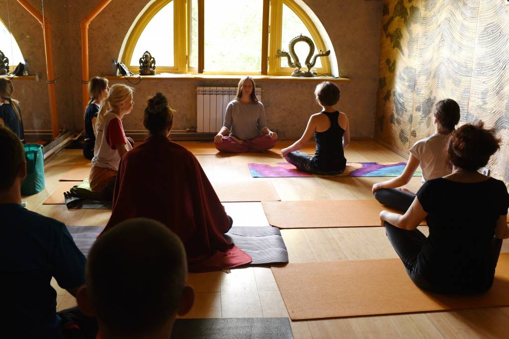 Научиться медитировать самостоятельно. Занятия по медитации. Открытое занятие по йоги. Центр медитации в Германии. Кабинет медитации в детском саду.