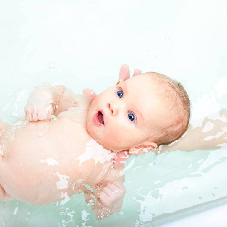 Почему новорожденный плачет и кричит во время и после купания