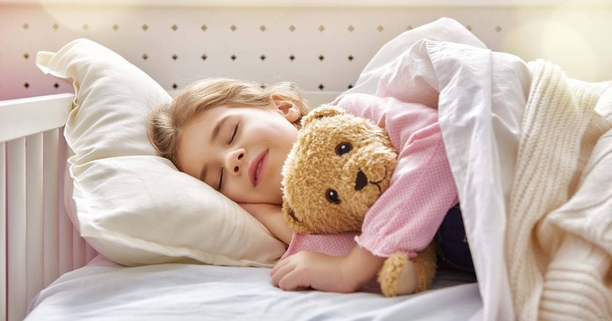Почему ребенок не хочет спать в своей кроватке и что делать?