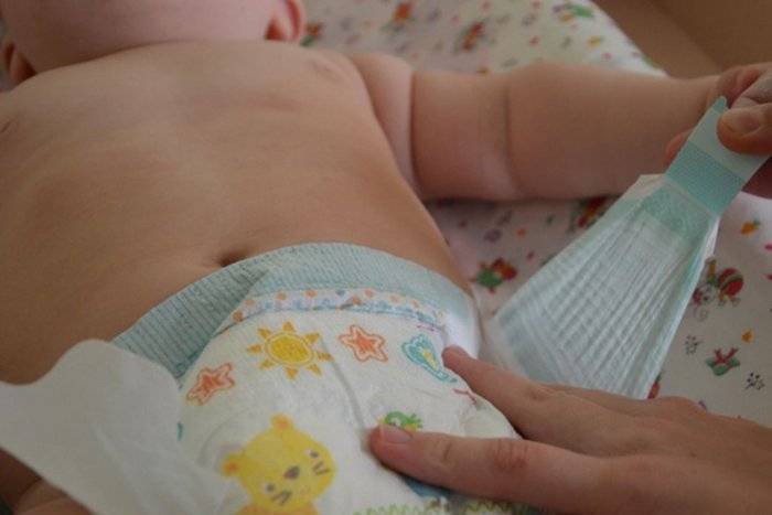 Как правильно одеть подгузник на малыша?