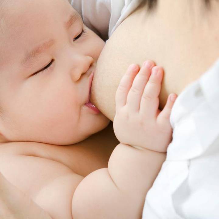 Кормить ребёнка грудным молоком