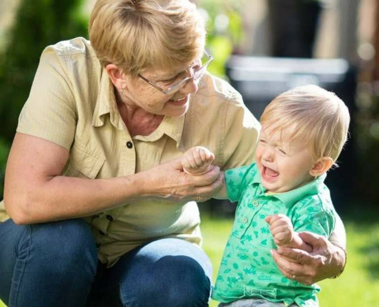 Должна ли бабушка помогать с внуками? как поделить обязанности между мамой и бабушкой. советы бабушкам