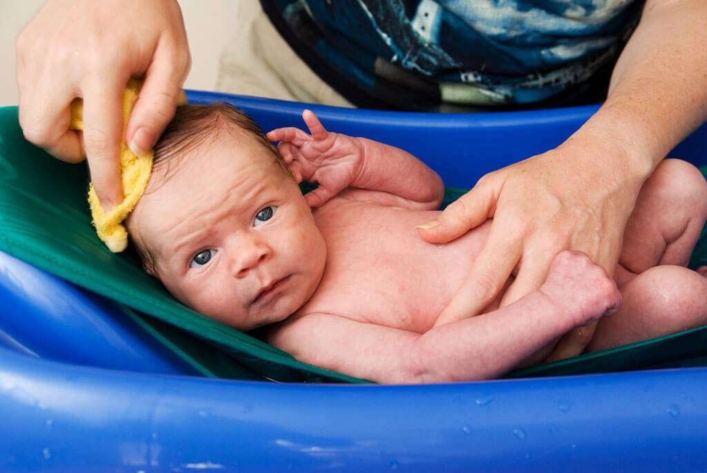 Почему двухмесячный ребенок плачет после ванны