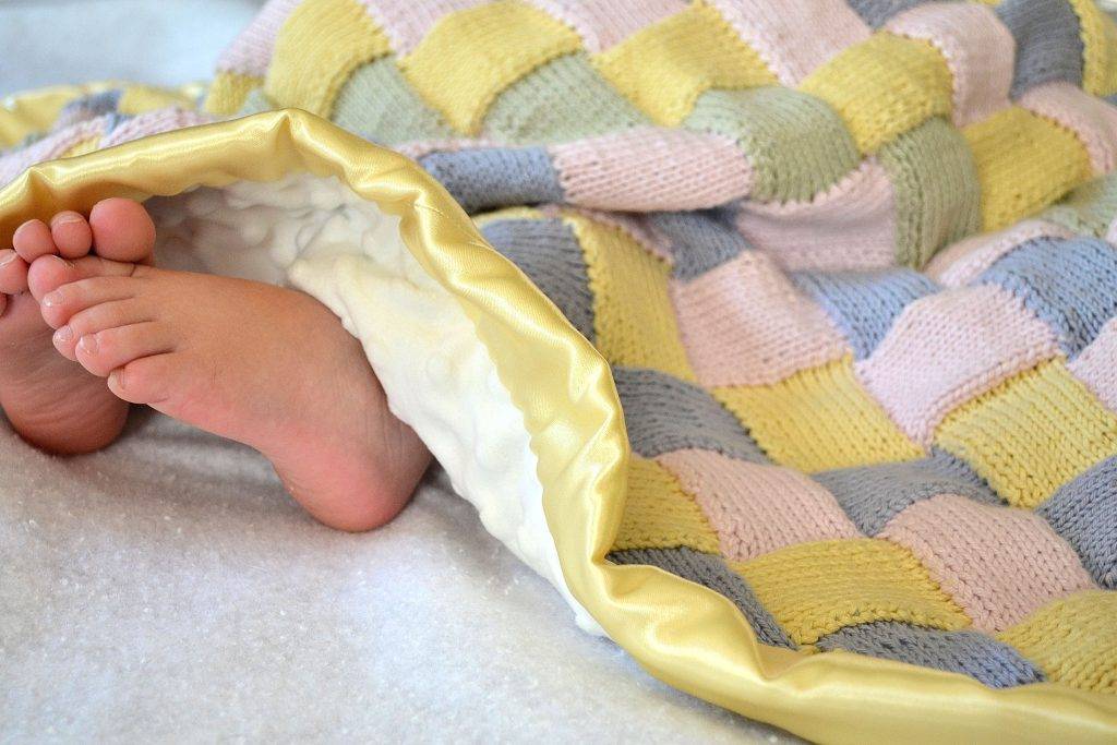 Как выбрать одеяло для ребенка в кроватку и какой наполнитель лучше