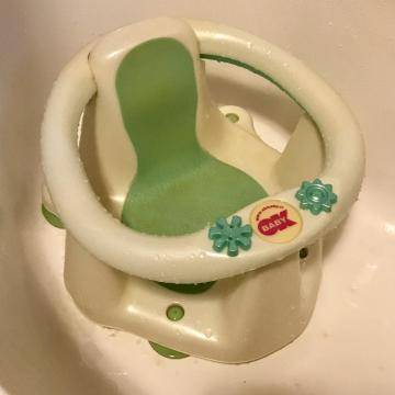 Стульчики для купания. стульчики для купания малыша в ванной: виды и нюансы выбора