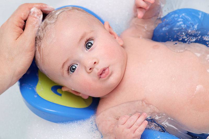 Как купать и мыть голову новорожденному ребенку - рекомендации педиатра | малыш здоров!
