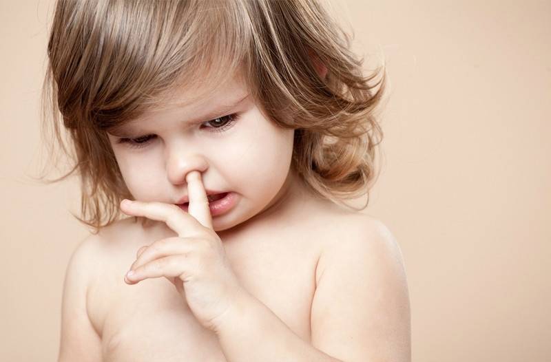 Отучить ребёнка есть козявки из носа: решение проблемы