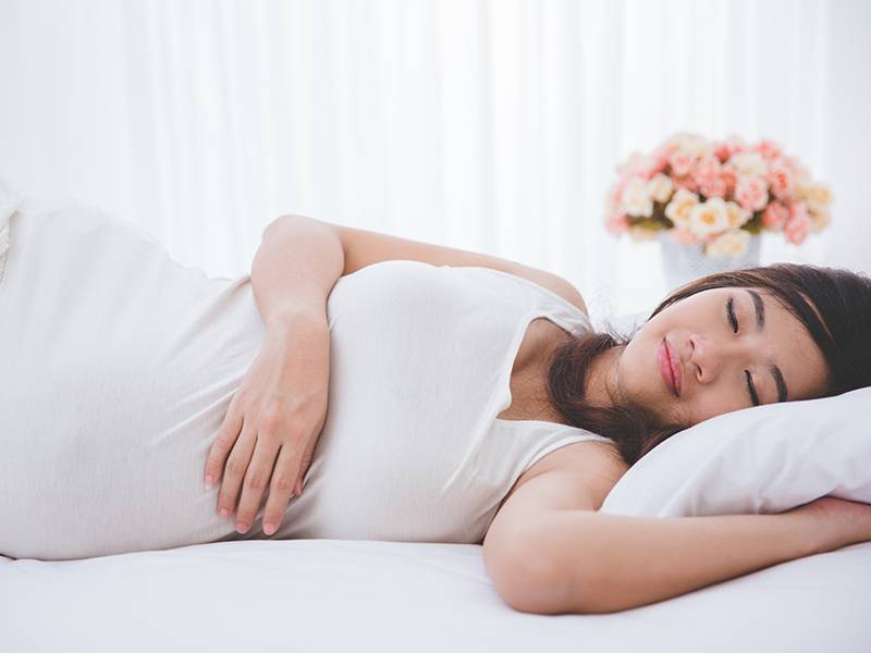 На каком боку лучше спать при беременности и почему?