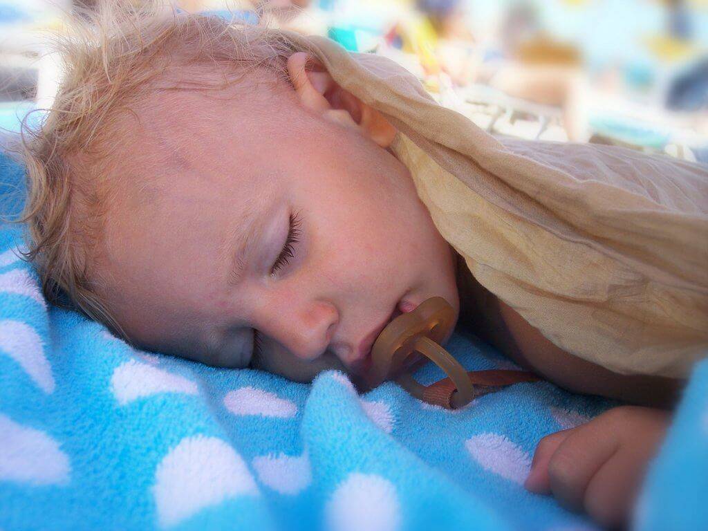 11 причин вздрагиваний младенцев во сне от врача-педиатра. по каким причинам ребенок вздрагивает во сне