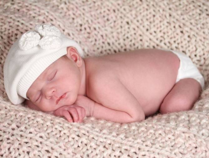 Можно ли новорожденному спать на животе: чем опасно для ребенка, как приучить к правильному положению во сне