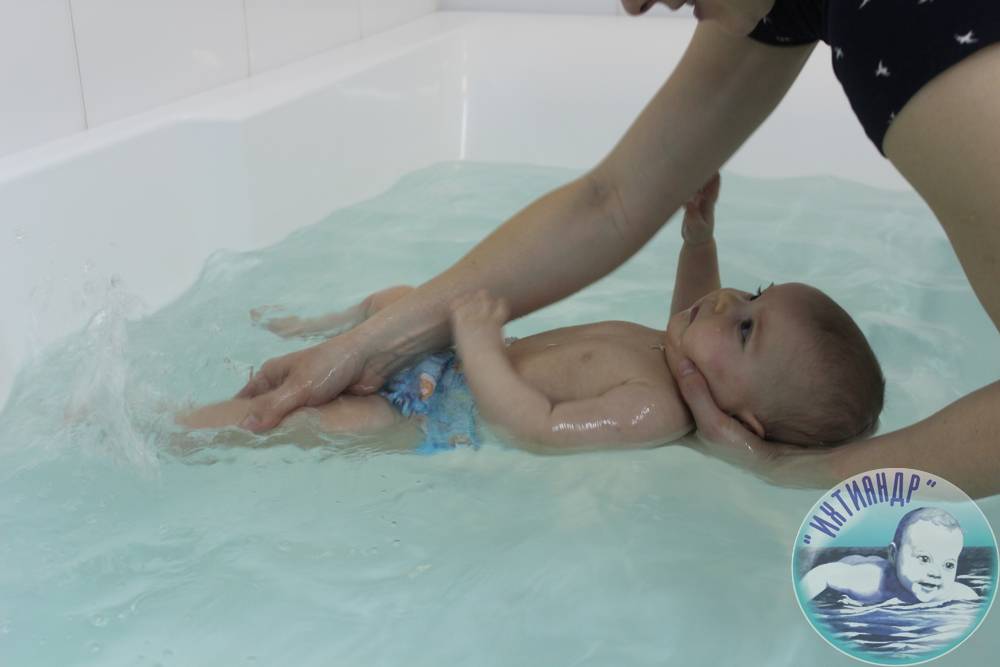Грудничковое плавание в ванной. чем полезно и с какого возраста?