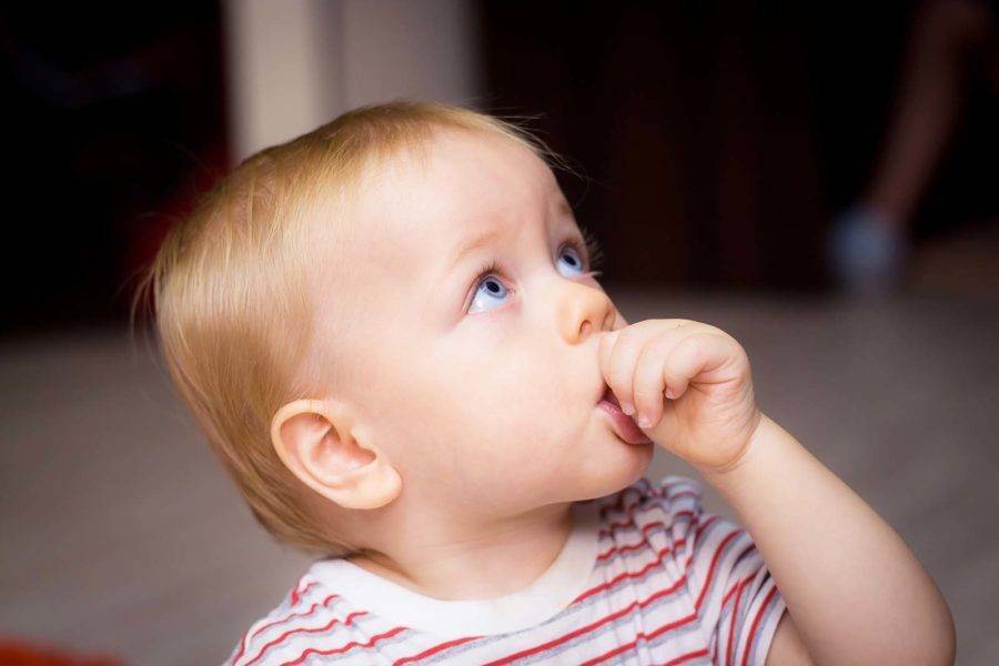 Почему младенец высовывает язык? - medical insider