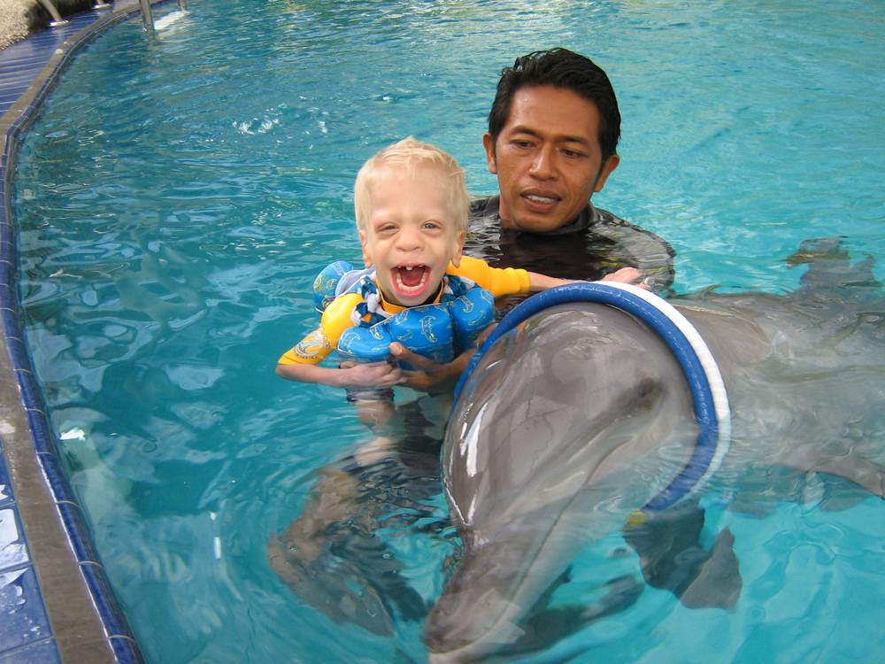 Дельфинотерапия для детей - инвалидов.