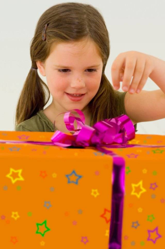 Что подарить девочке на 12 лет на день рождения - идеи, фото, видео