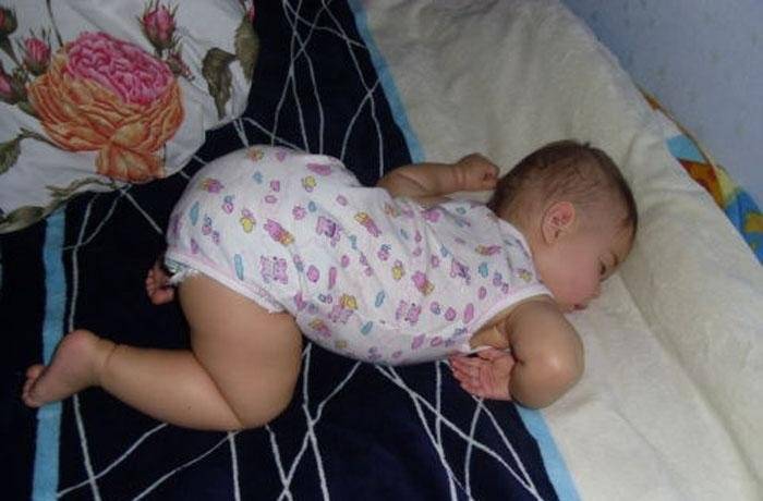 Как одевать малыша на ночь — нужна ли шапочка и носочки? виды одежды для сна