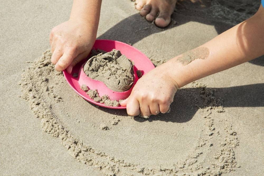 Почему ребенок ест то, что есть не принято? ребенок ест песок что делать комаровский. почему ребенок ест песок