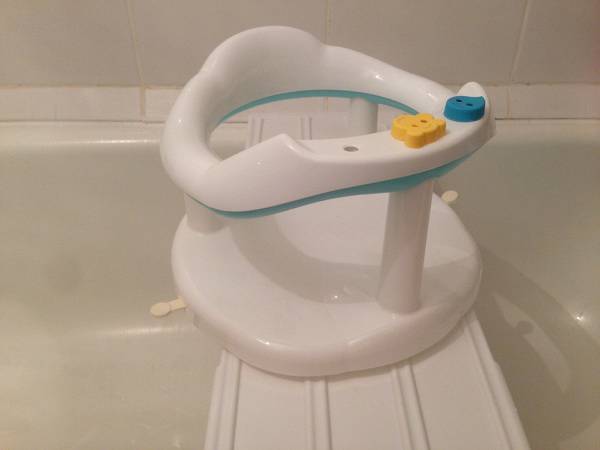 Обзор лучших стульчиков для купания ребенка в ванне
