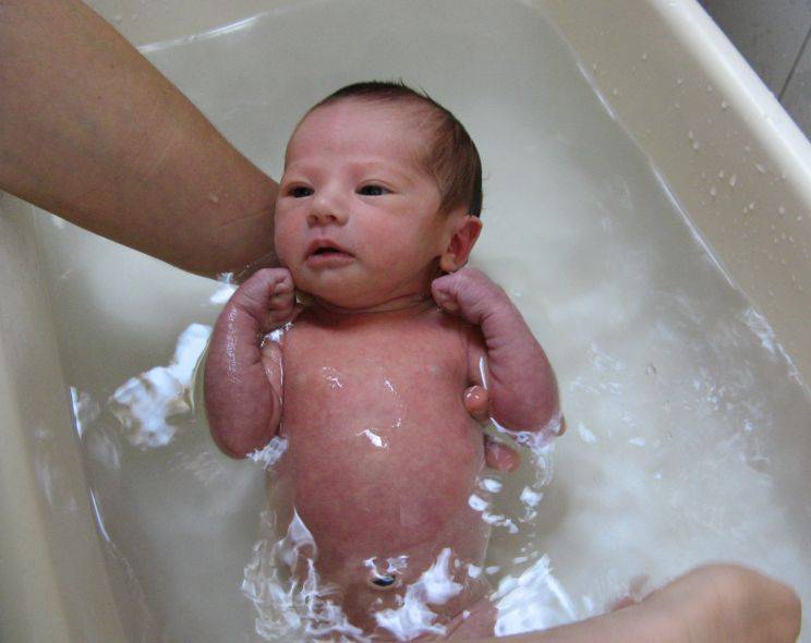 Когда кормить и когда купать новорожденного. что делать вначале? советы опытных родителей и доктора комаровского