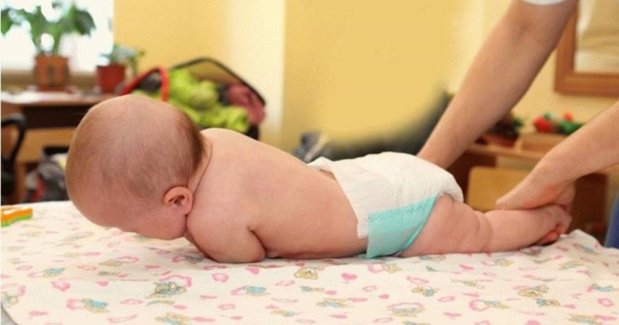 Как выкладывать ребенка на живот: 6 упражнений, которые понравятся малышу