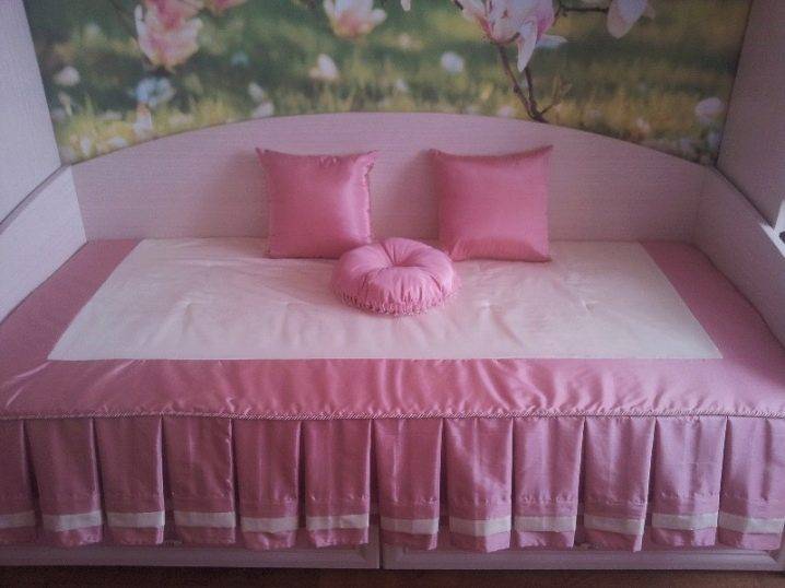 Покрывало на детскую кровать (28 фото): варианты для мальчика на односпальную кроватку, красивые стеганые изделия