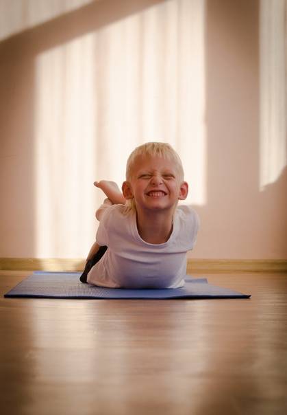 Йога для детей (19 фото): позы детской йоги для малышей 3-6 лет и детей 7-10 лет. польза и вред бэби-йоги - свами даши
